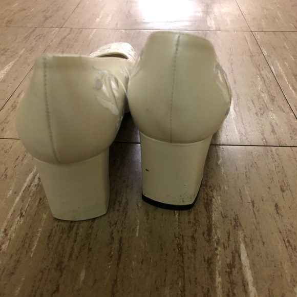 J. Renee Embroidered cream pumps 9.5 FLAW - Picture 5 of 6
